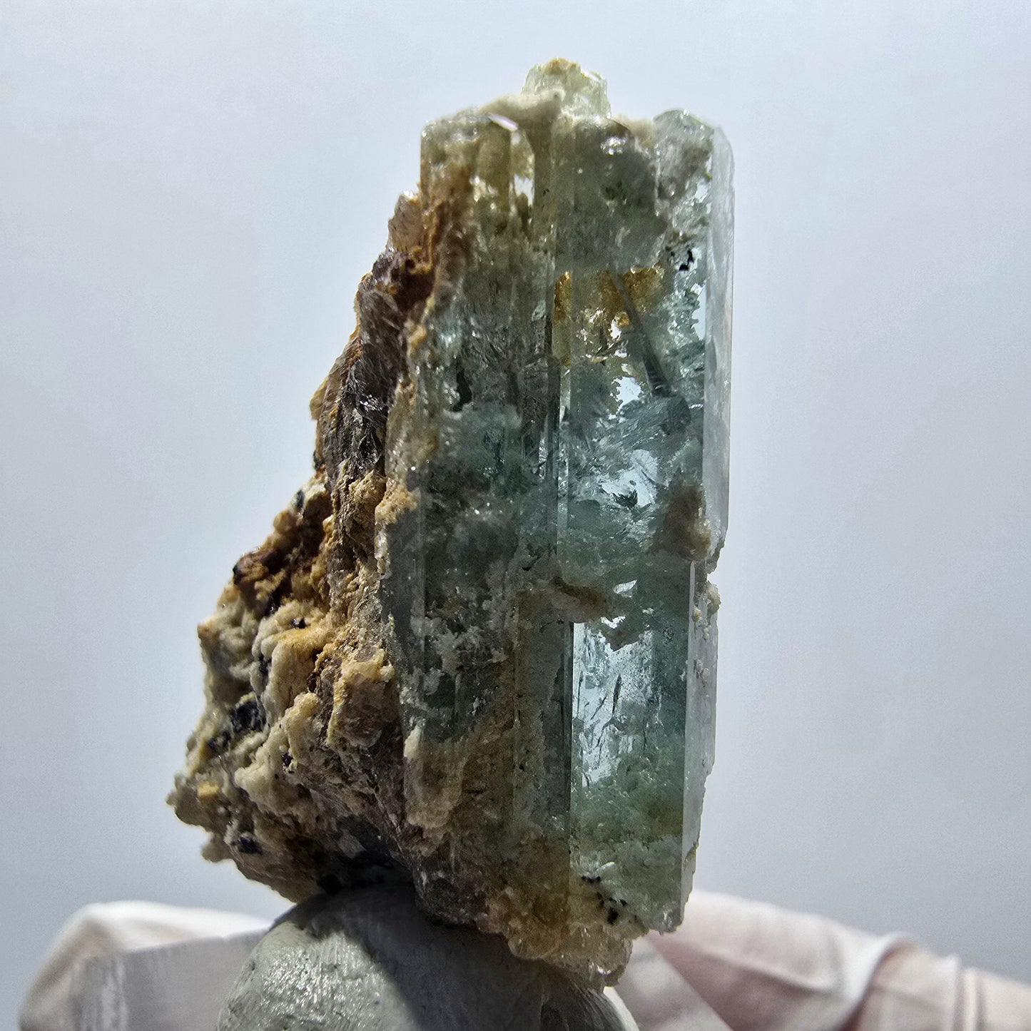 Klarer Aquamarin X Kristall auf Orthoklas, Rauchquarz Erongo, Namibia 40*34*24mm #12910