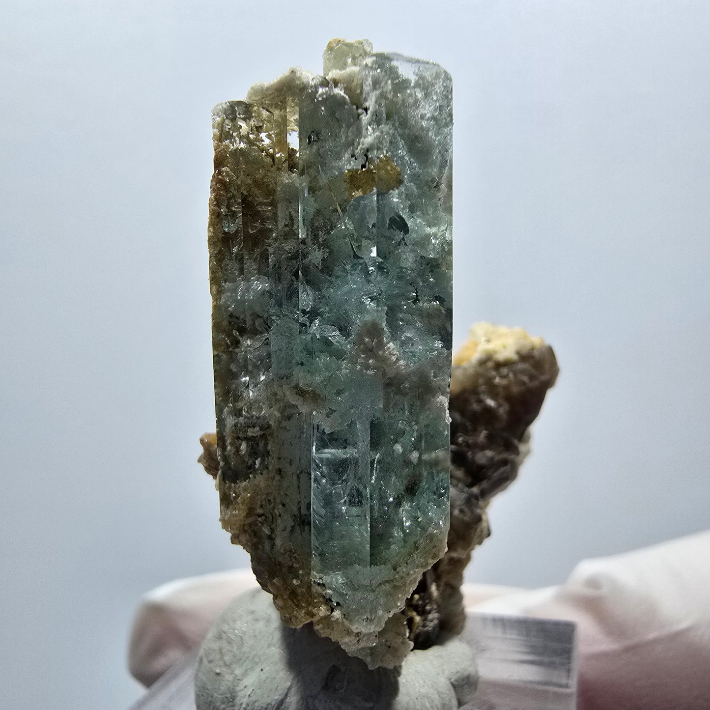 Klarer Aquamarin X Kristall auf Orthoklas, Rauchquarz Erongo, Namibia 40*34*24mm #12910