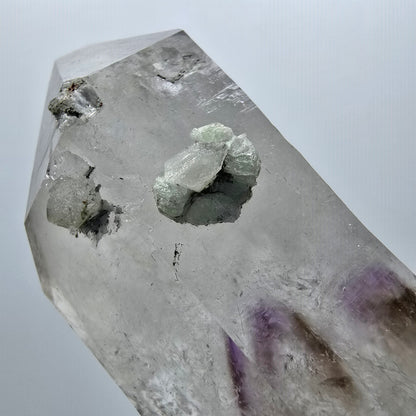 Skelett Phantom Amethyst mit Prehnit Streep Mine Goboboseb Namibia 68*26*22mm #12945