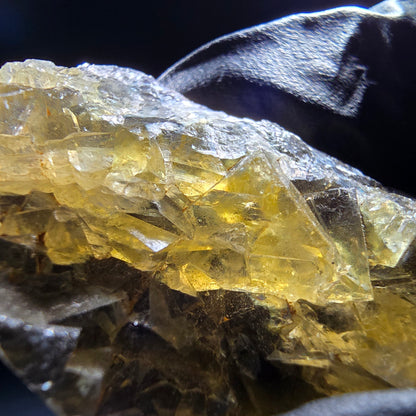 Honey Pocket Phantom Fluorite stage jaune violet Okorusu Namibie 49*27*11mm collection