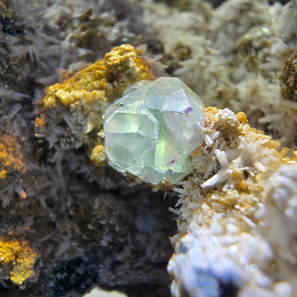 Grand spécimen de fluorite, hyalite, scholle, tourmaline, muscovite, orthose, Erongo, Namibie, 126 x 99 x 78 mm 