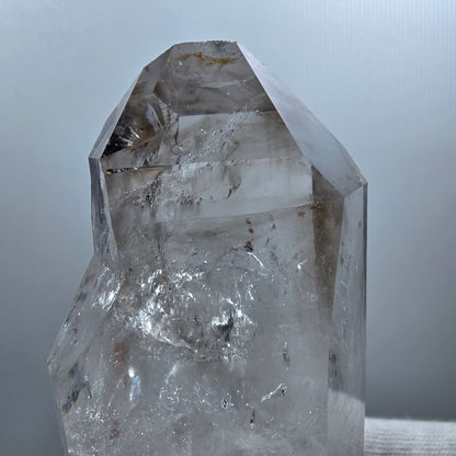 Sceptre DT Enhydro en quartz fumé lémurien, gobo de poche UV en calcite Valentine. Namibie 80 x 40 x 29 mm 