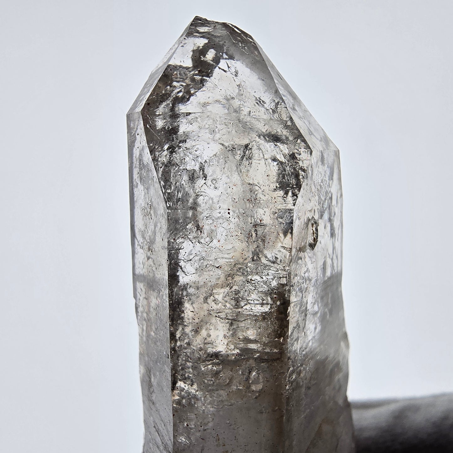 Sceptre DT en quartz fumé squelette Enhydro, poche Valentine en calcite UV, Namibie 105 x 34 x 23 mm 