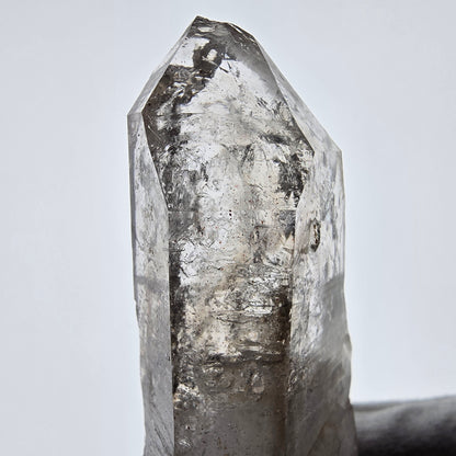 Sceptre DT en quartz fumé squelette Enhydro, poche Valentine en calcite UV, Namibie 105 x 34 x 23 mm 