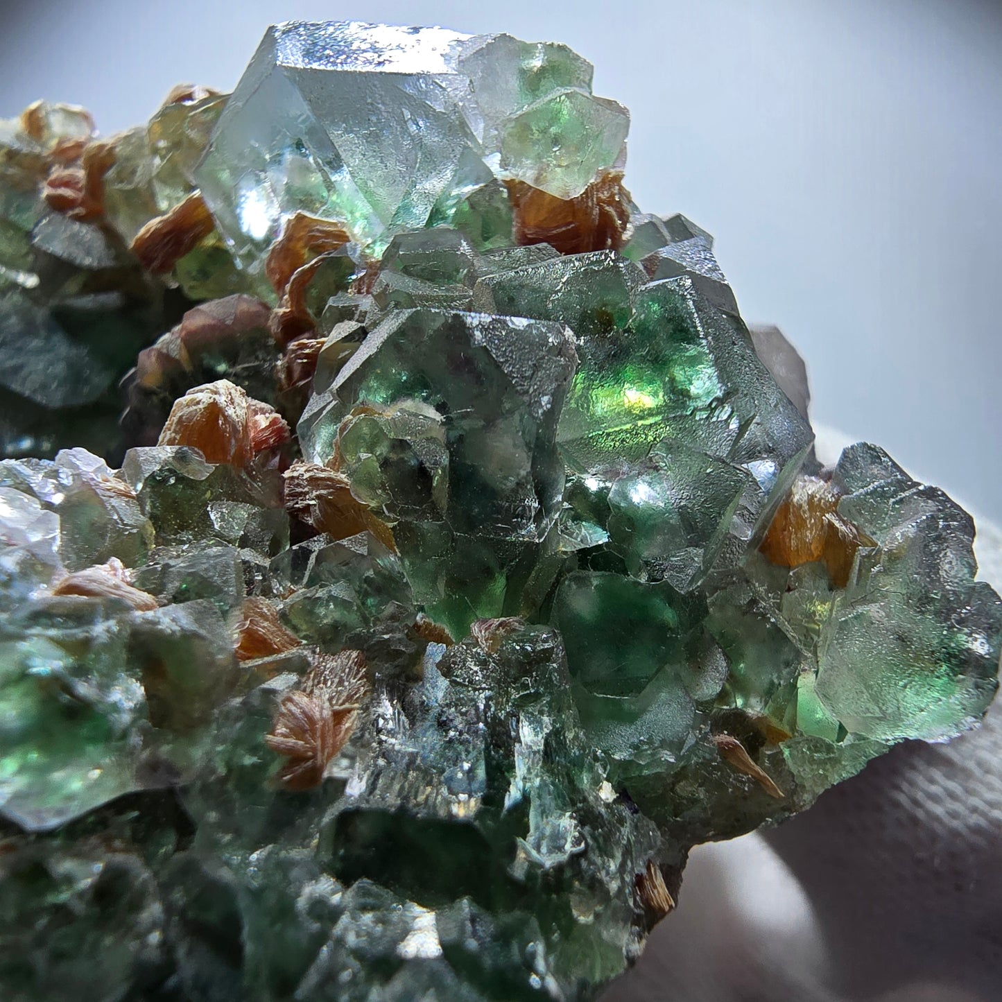 Phantom Fluorit Würfel, Hyalit, Muskovit (UV) Stufe Erongo, Namibia 70*63*36mm
