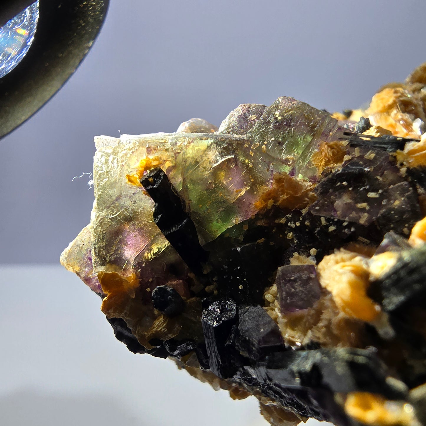 Fluorite fantôme colorée, tourmaline schol, hyalite, muscovite, Erongo, Namibie, 114 x 84 x 50 mm 