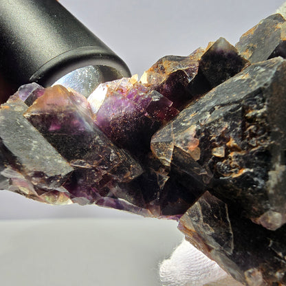 Spécimen de cube de fluorite fantôme, violet, rouge et bleu, Okorusu, Namibie, 91 x 58 x 22 mm 