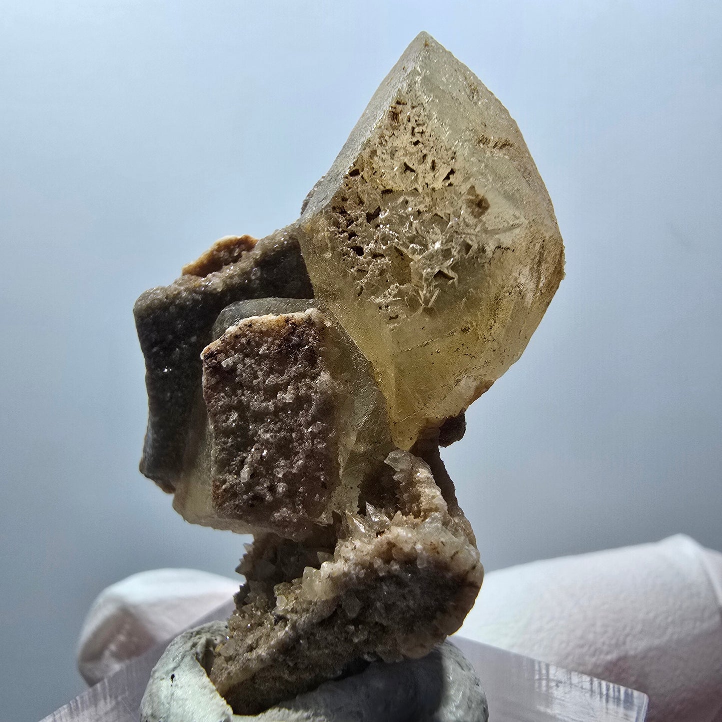 Seltene Calcit X auf Matrix Kristall Spitze, gelb Erongo, Namibia 40*26*16mm #13098