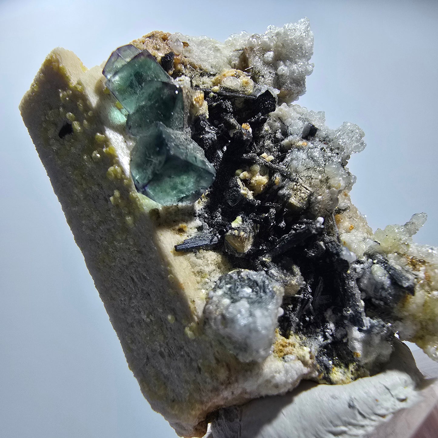 Phantom Fluorit, Hyalit Opal, Schörl Turmalin auf Orthoklas Erongo, Namibia 44*30*23mm #13170