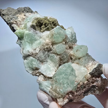 XL Prehnit Kugel, Epidot, Quarz auf Matrix Goboboseb, Namibia 152*72*78mm #13293