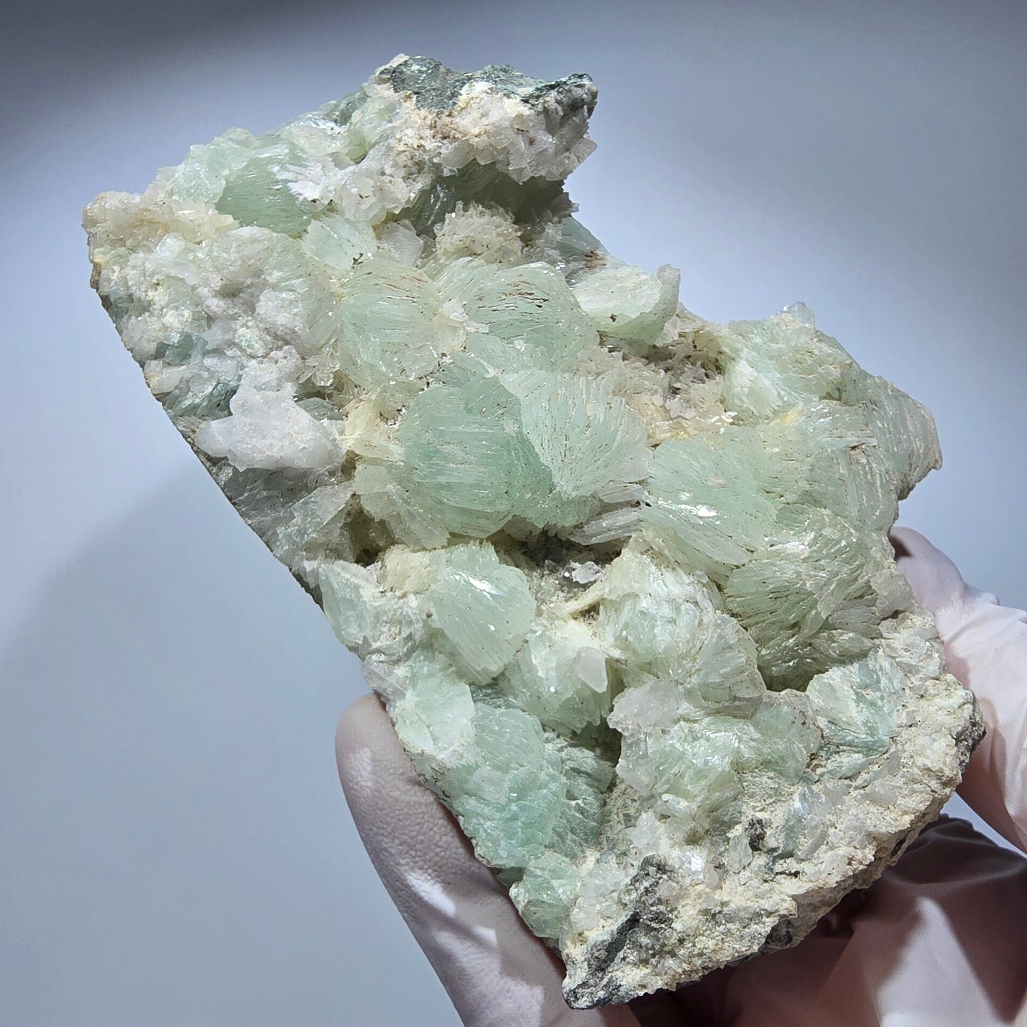 XL Prehnit Kugel, Quarz auf Matrix Goboboseb, Namibia 119*75*61mm #13300