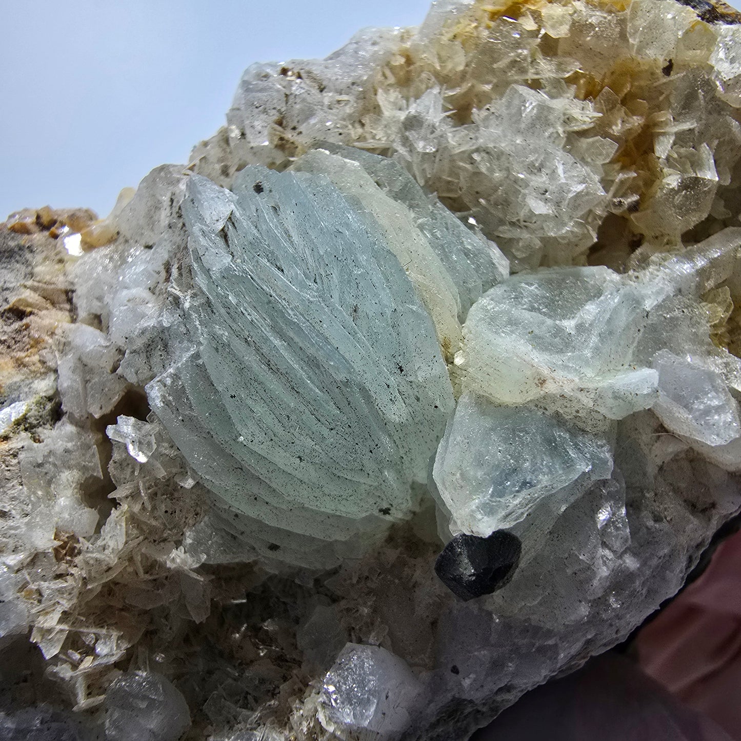 XL Prehnit Kugel, Calcit Würfel, Quarz auf Matrix Goboboseb, Namibia 97*67*31mm #13316