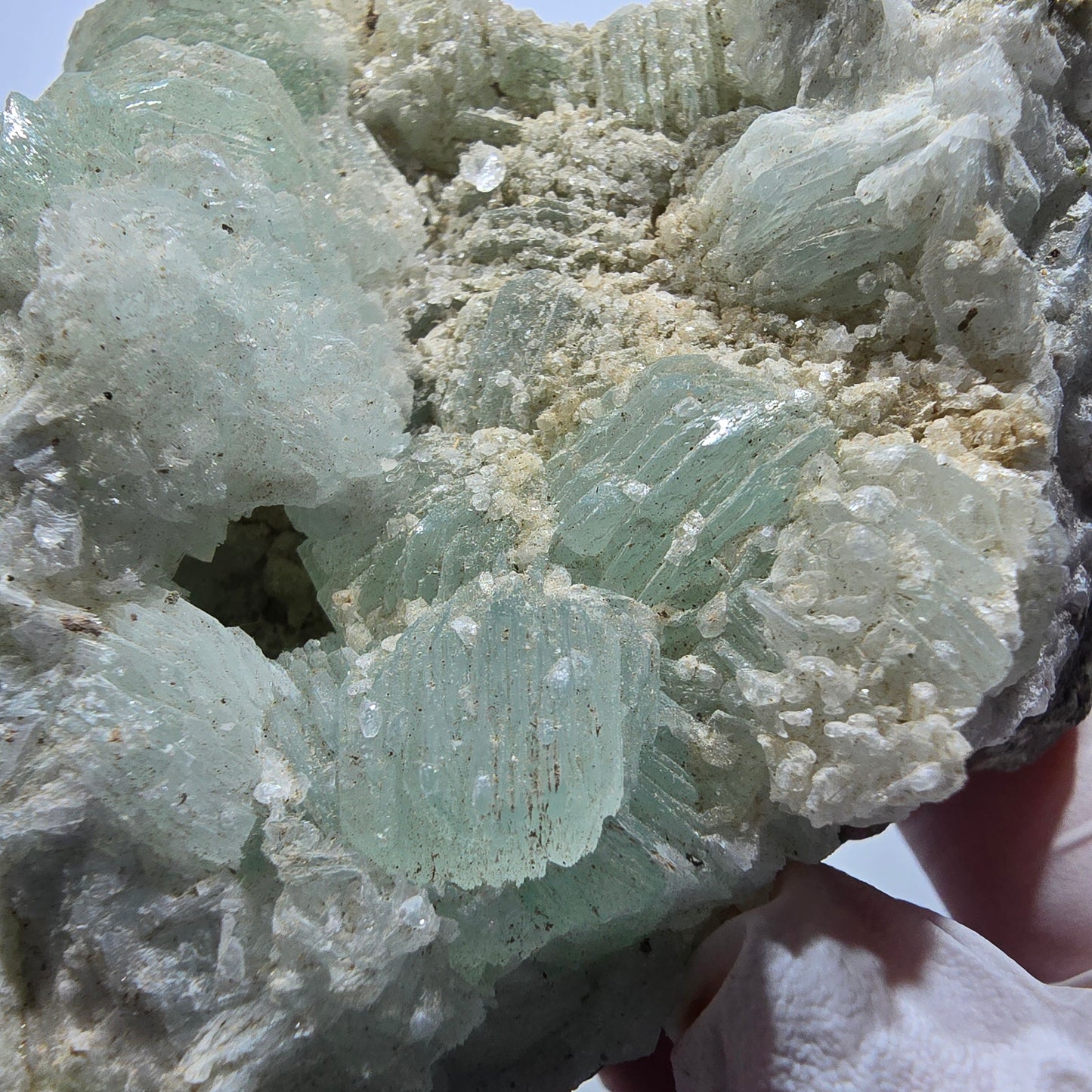 XL Prehnit Kugel, Quarz auf Matrix Goboboseb, Namibia 83*78*50mm #13317