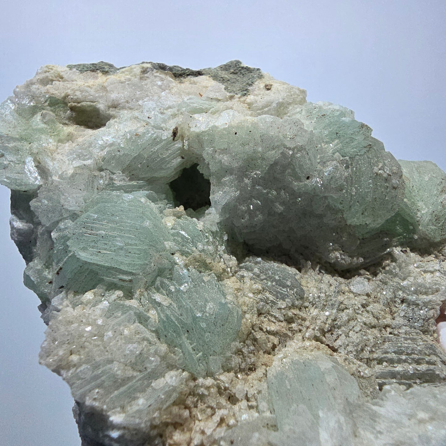XL Prehnit Kugel, Quarz auf Matrix Goboboseb, Namibia 83*78*50mm #13317