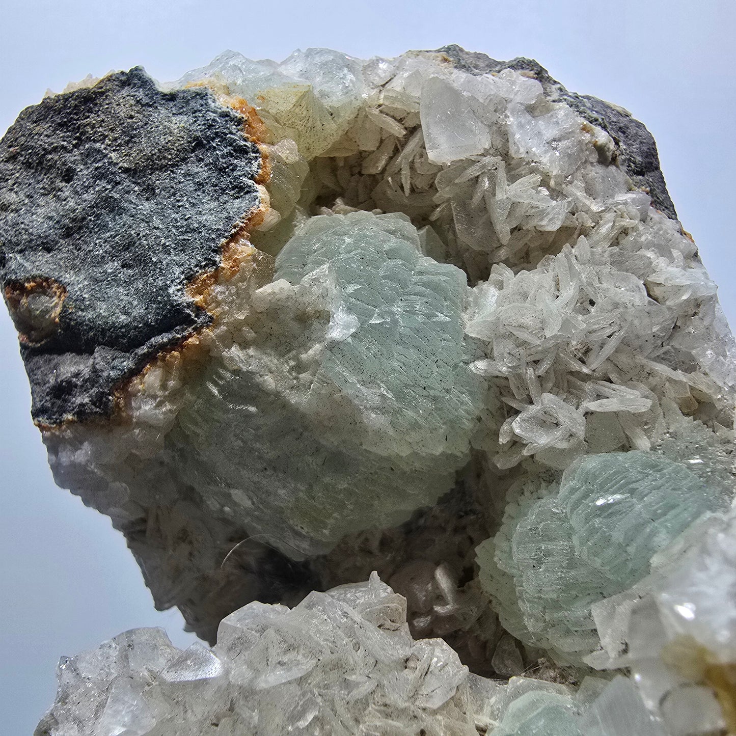 Prehnit Kugel, Calcit Würfel, Quarz auf Matrix Goboboseb, Namibia 73*57*54mm #13358