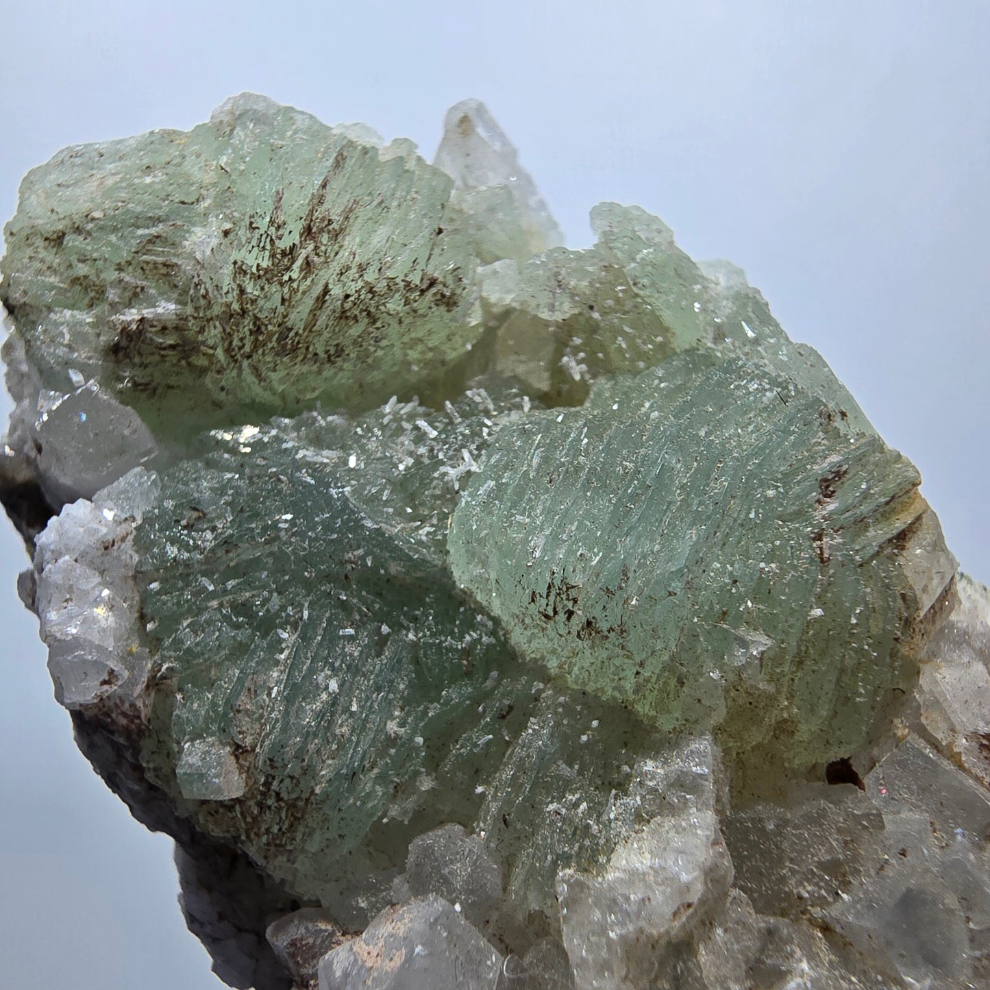Prehnit Kugel, Calcit Würfel, Quarz auf Matrix Goboboseb, Namibia 67*35*24mm #13359