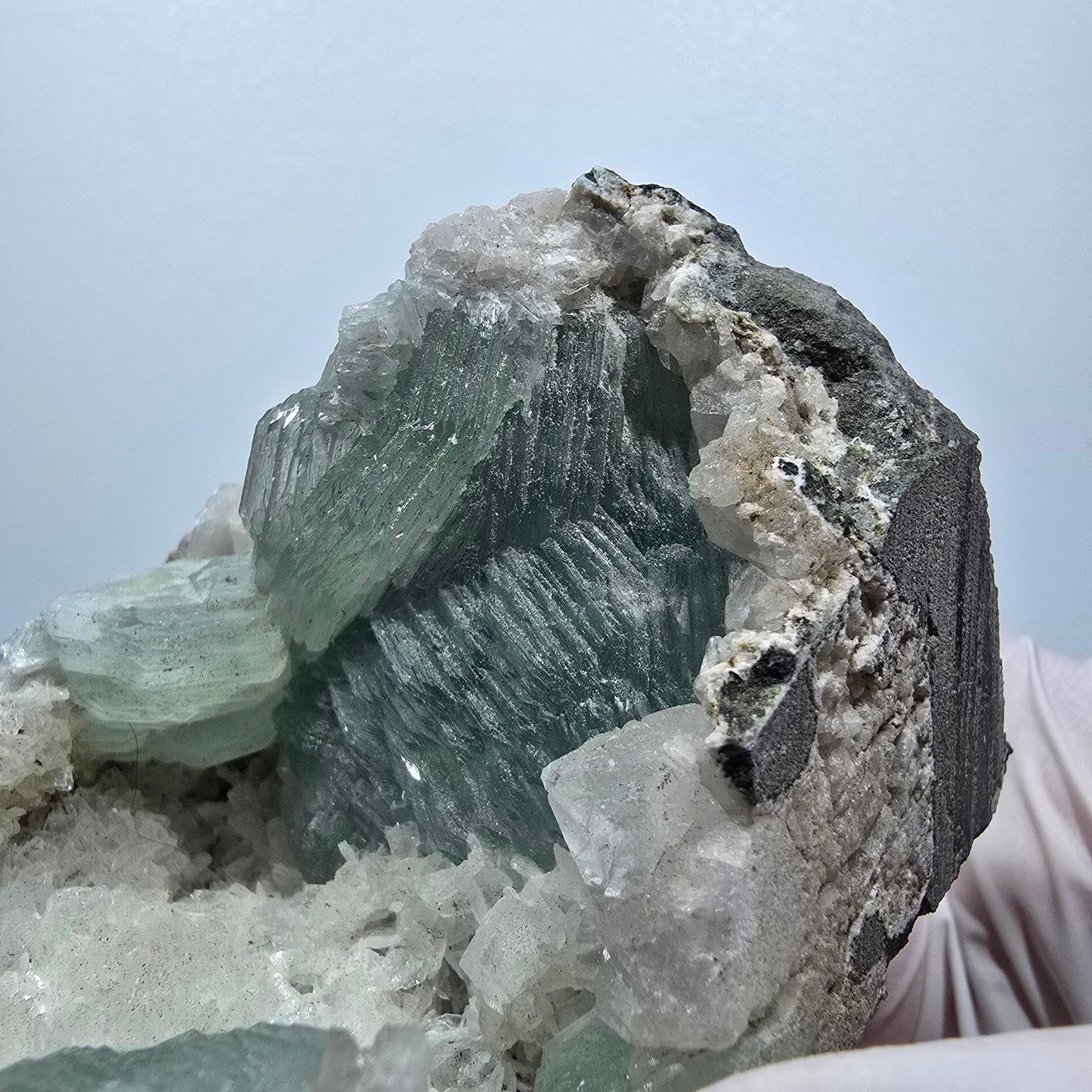 Prehnit Kugel, Calcit Würfel, Quarz auf Matrix Goboboseb, Namibia 83*58*51mm #13360