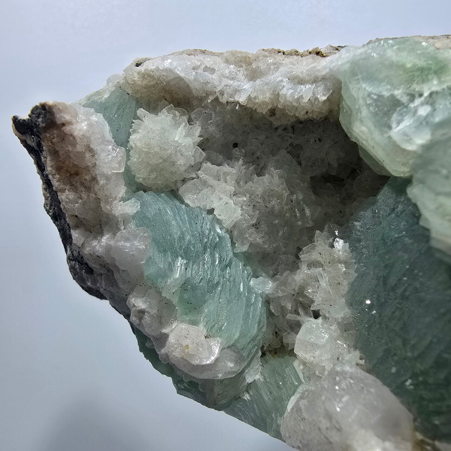 Prehnit Kugel, Calcit Würfel, Quarz auf Matrix Goboboseb, Namibia 83*58*51mm #13360
