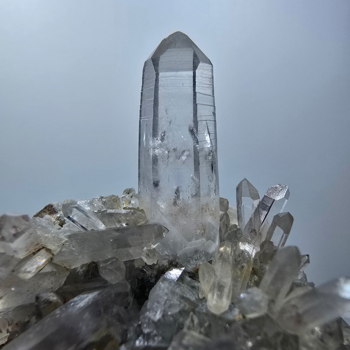 Klare Lemurian Quarz Spitzen auf Matrix Goboboseb, Namibia 66*61*37mm #13375