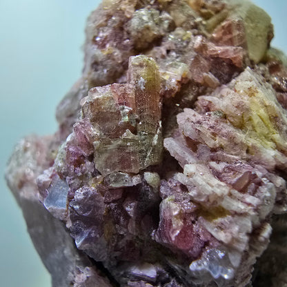 Seltene Turmalin, Elbait auf Quarz Stufe Karibib, Erongo, Namibia 78*53*47mm #13389