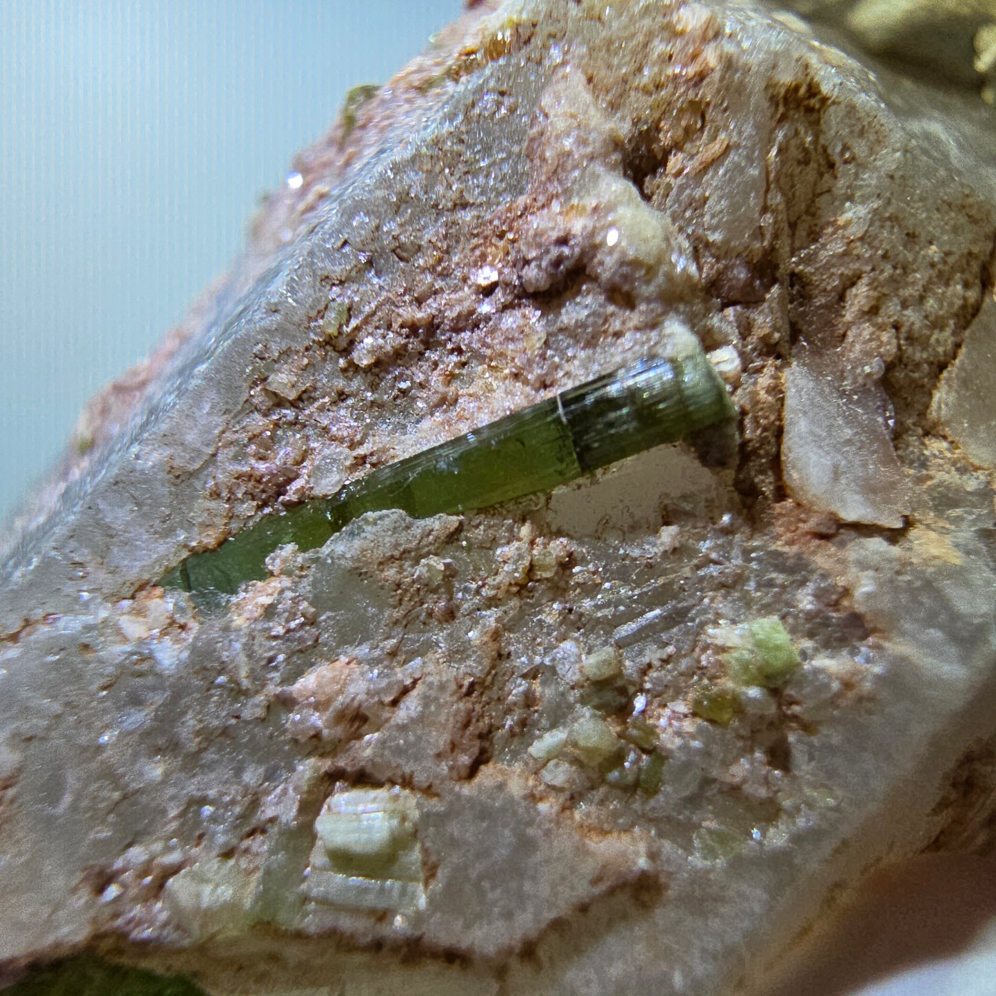Seltene Turmalin, Verdelith, Elbait auf Quarz Stufe Karibib, Erongo, Namibia 66*37*29mm #13392
