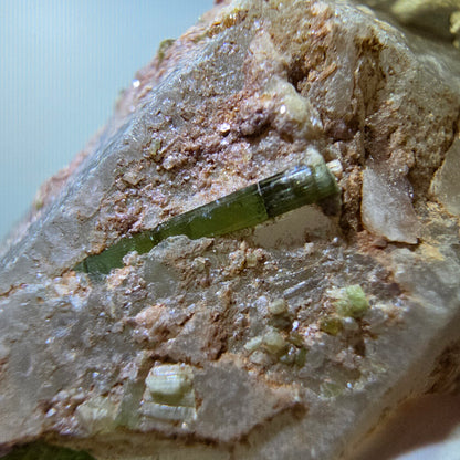 Seltene Turmalin, Verdelith, Elbait auf Quarz Stufe Karibib, Erongo, Namibia 66*37*29mm #13392