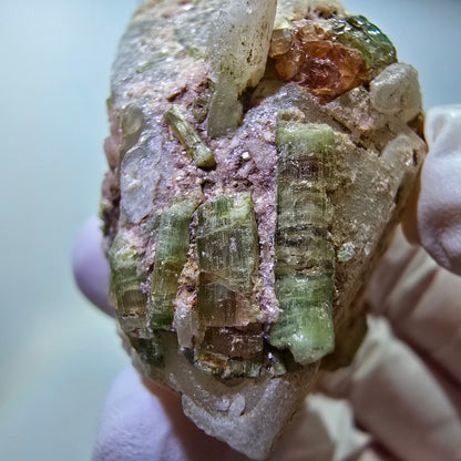 Seltene Turmalin, Verdelith, Elbait auf Quarz Stufe Karibib, Erongo, Namibia 66*37*29mm #13392