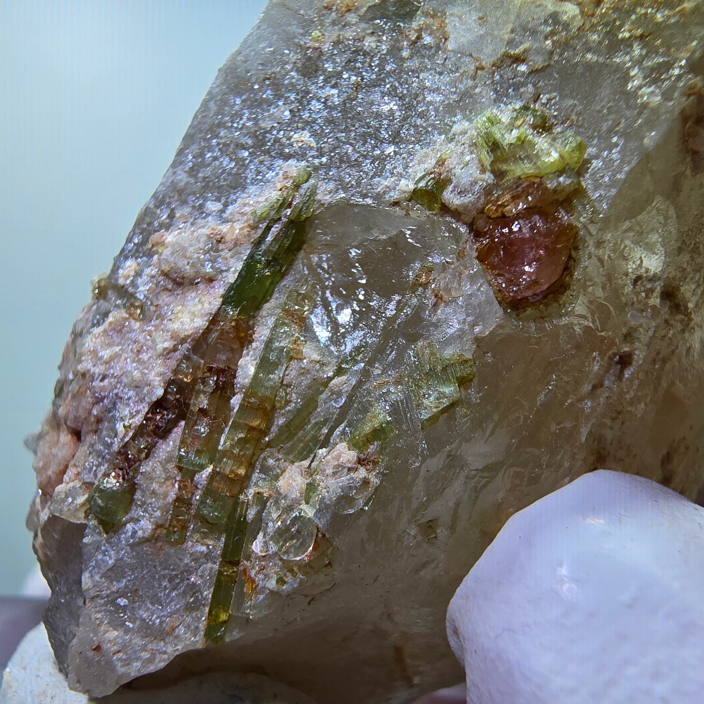 Seltene Turmalin, Verdelith, Elbait auf Quarz Stufe Karibib, Erongo, Namibia 66*37*29mm #13392