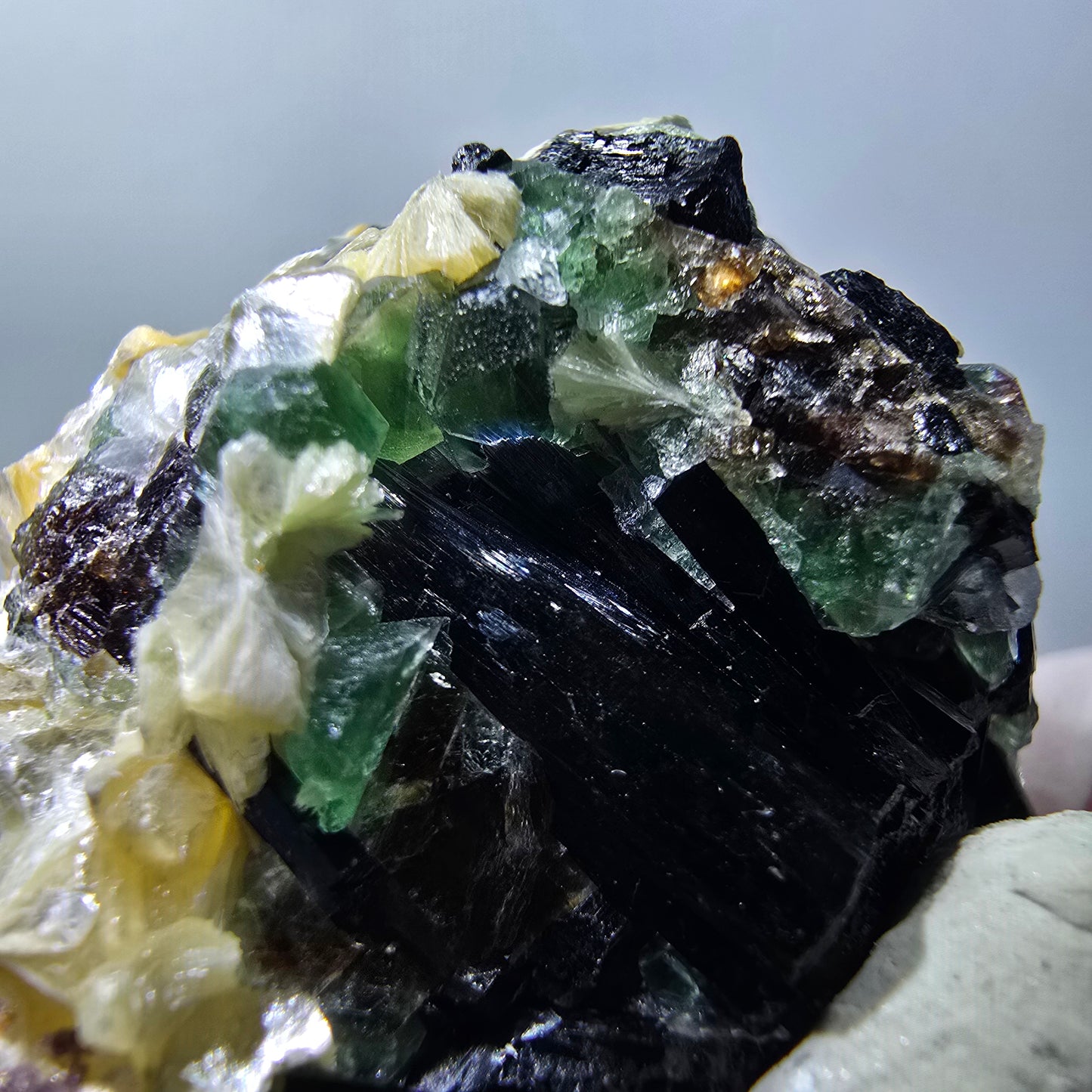 Seltene Phantom Fluorit Würfel, Schörl Turmalin, Muskovit Erongo, Namibia 47*37*32mm #13406