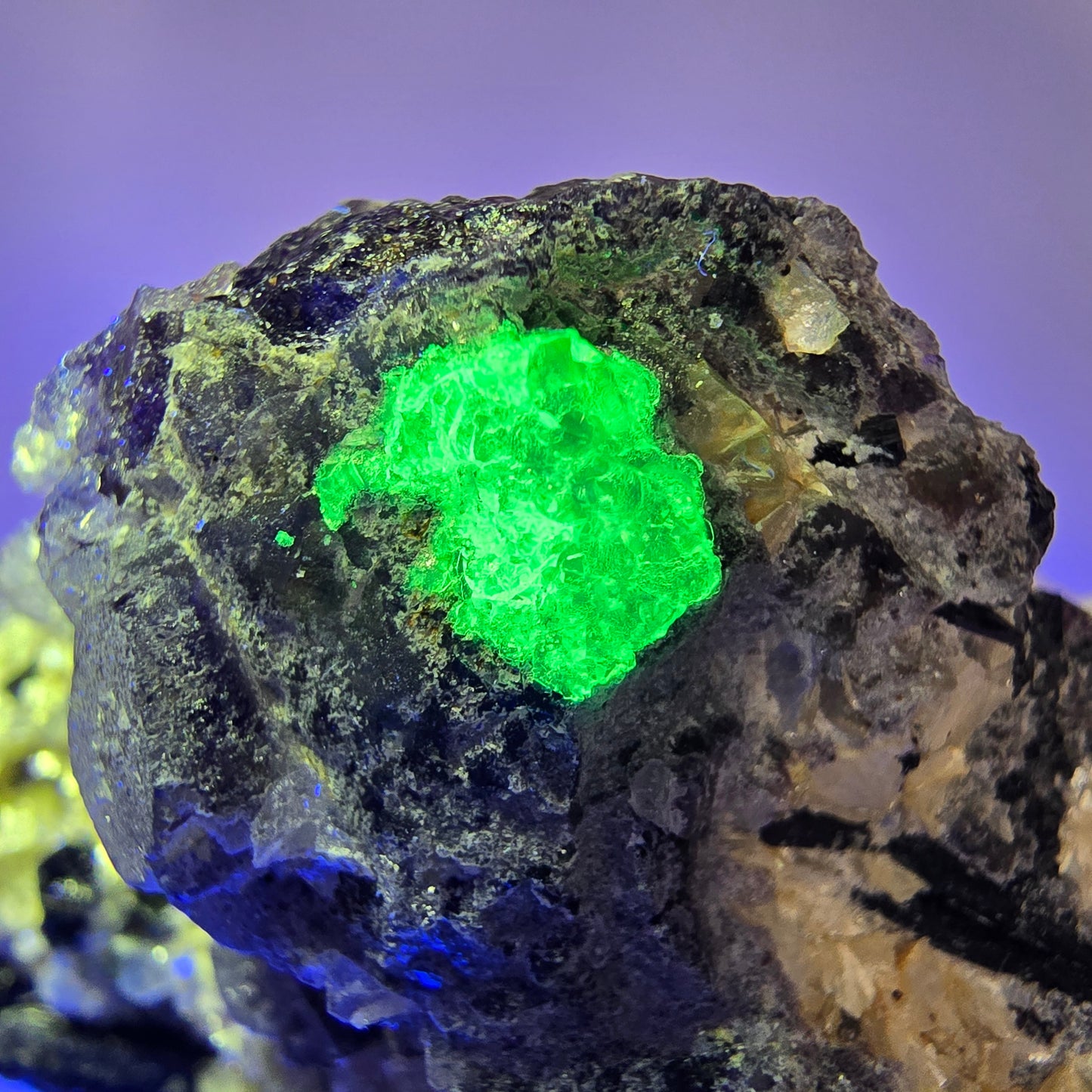 Bunte Phantom Fluorit, Schörl Turmalin, Hyalit Opal, Muskovit Erongo, Namibia 48*44*29mm #13424