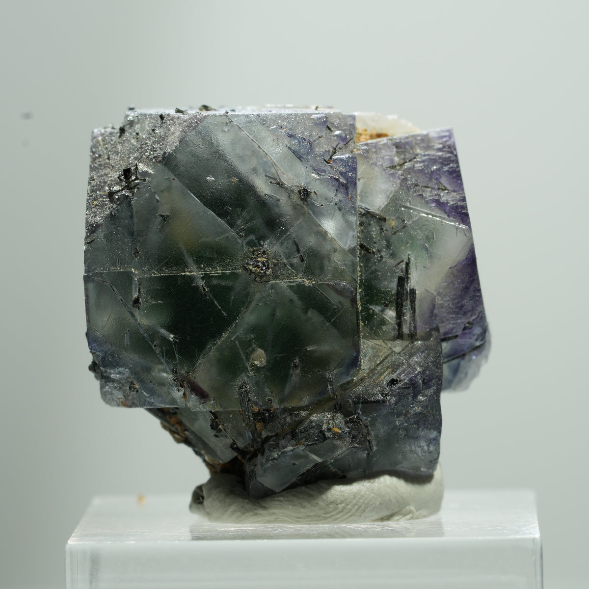Fluorite fantôme cubique, tourmaline schorl, muscovite Erongo, Namibie 14*13*11mm #13515