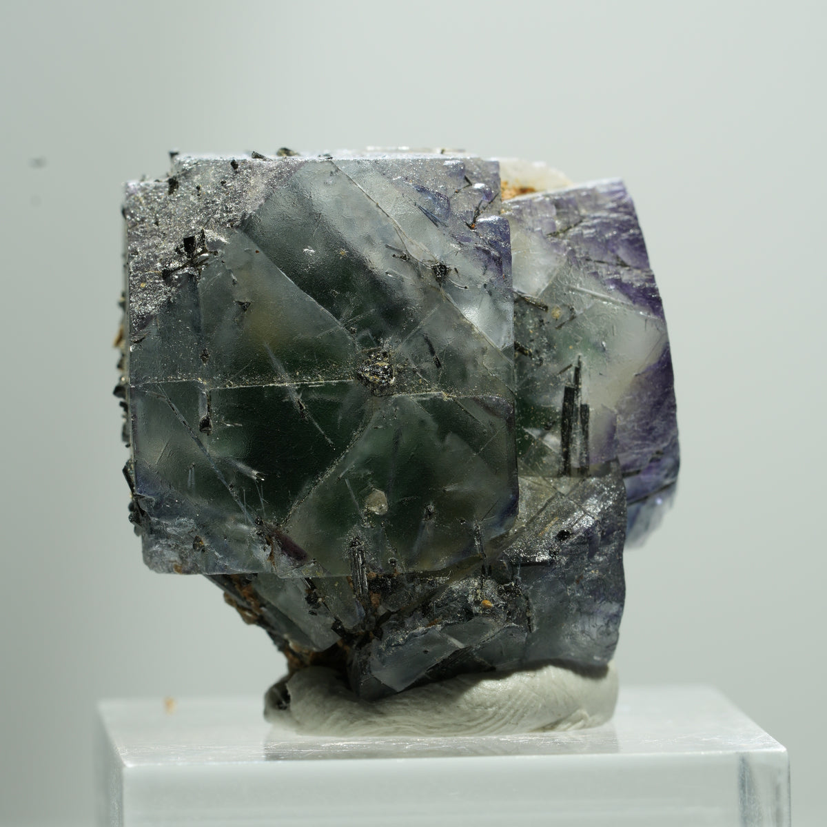 Fluorite fantôme cubique, tourmaline schorl, muscovite Erongo, Namibie 14*13*11mm #13515