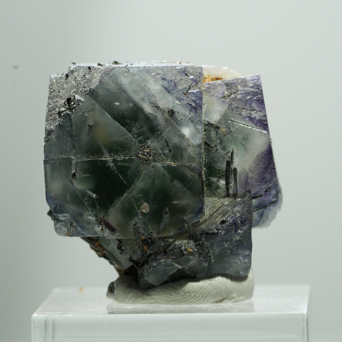 Fluorite fantôme cubique, tourmaline schorl, muscovite Erongo, Namibie 14*13*11mm #13515