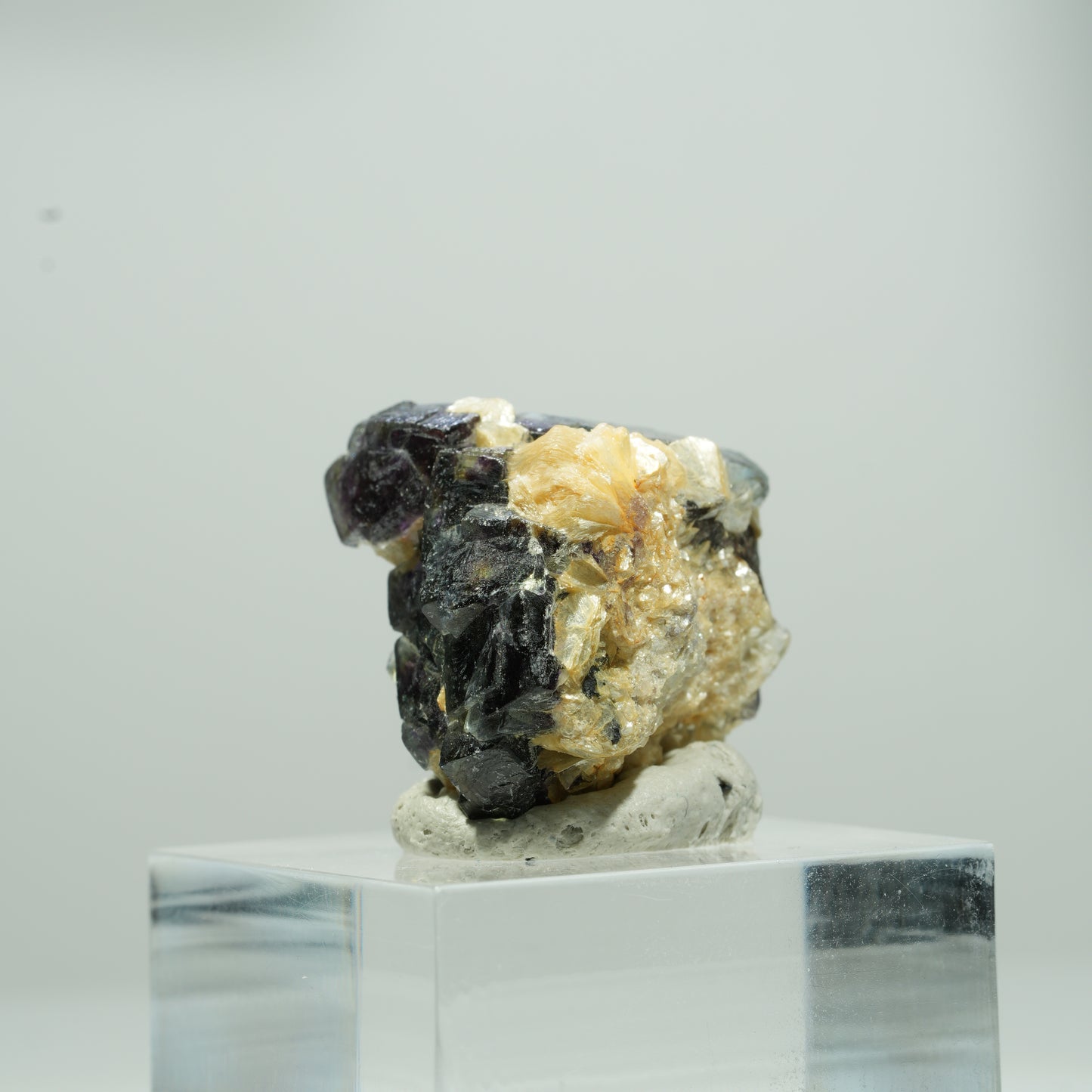 Bunte Phantom Fluorit Würfel, Muskovit Stufe Erongo, Namibia 12*11*9mm #13569