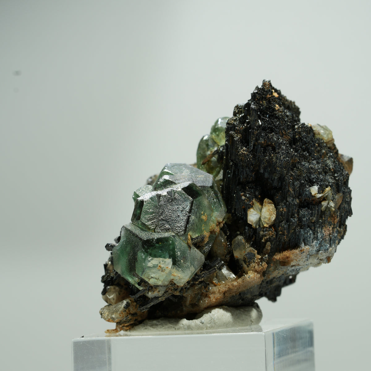 Fluorite fantôme hexagonale, tourmaline schorl, quartz fumé sur matrice Erongo, Namibie 22*18*12mm #13580