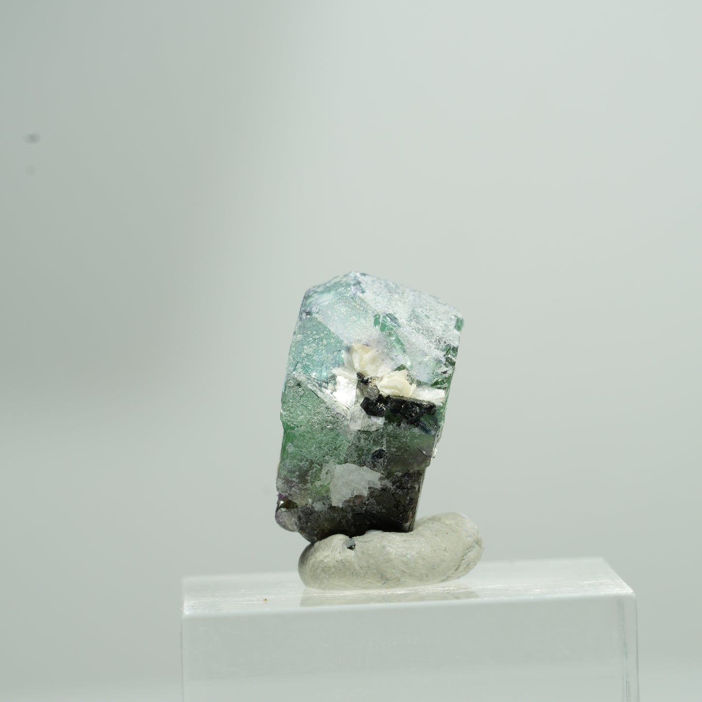 Phantom Fluorit hexagonal, Schörl Turmalin, Muskovit Erongo, Namibia 9*7*5mm #13581