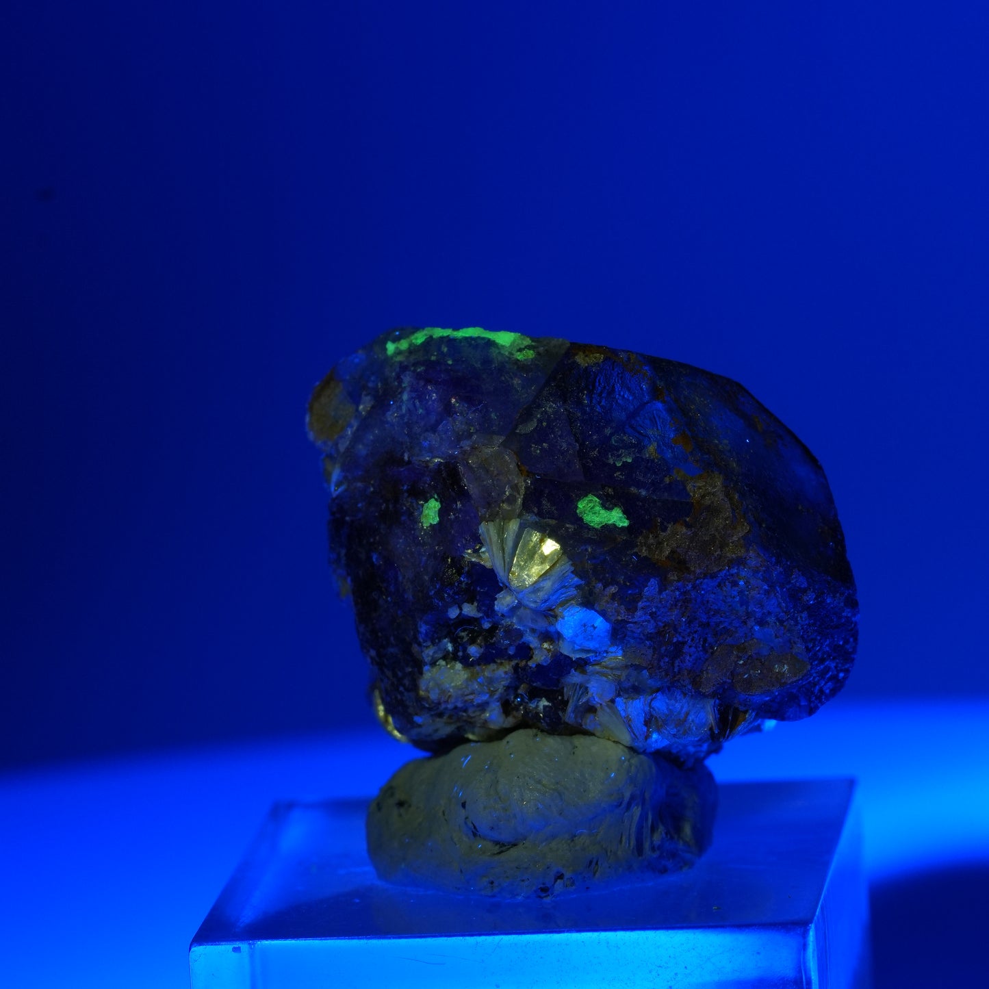 Bunte Phantom Fluorit Würfel, Muskovit Stufe Erongo, Namibia 14*13*8mm #13583