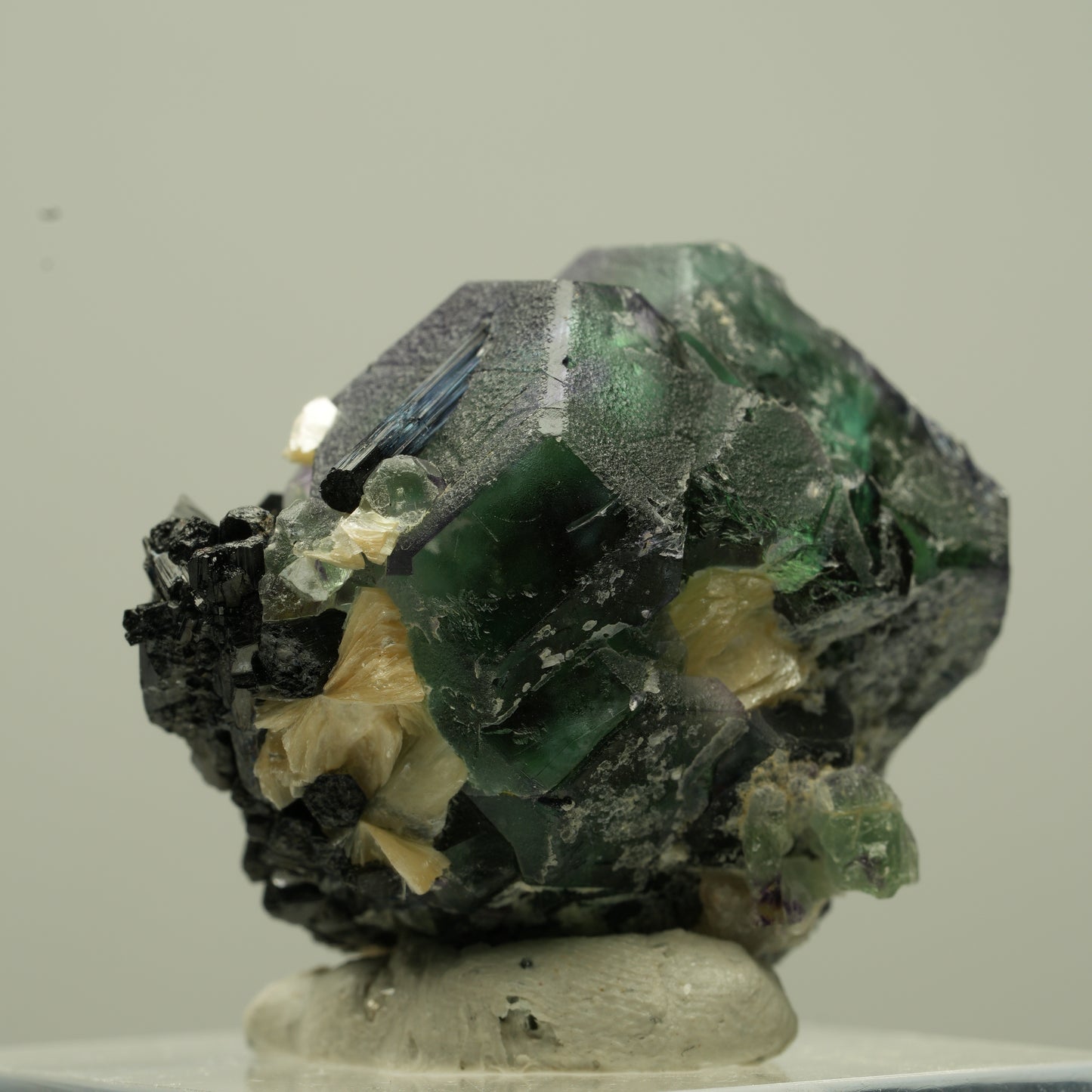 Phantom Fluorit hexagonal, Schörl Turmalin, Muskovit Erongo, Namibia 29*27*22mm #13732