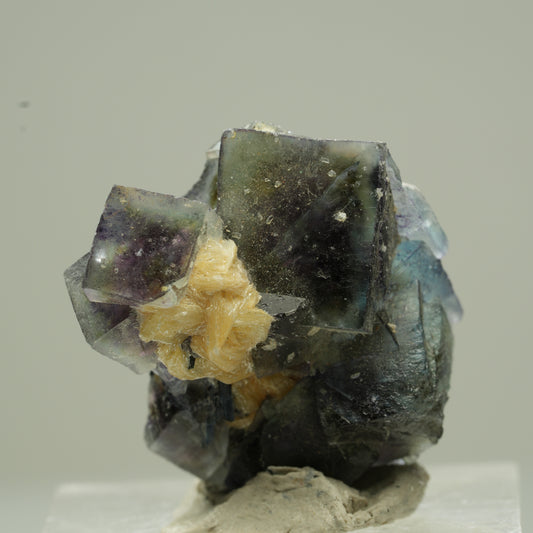 Bunte Phantom Fluorit Würfel, Muskovit Erongo, Namibia 25*24*16mm #13839
