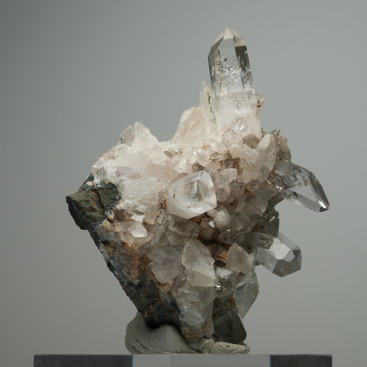 Klare Hämatit Rauchquarz, Calcit Spitzen auf Matrix Stufe Goboboseb, Namibia 96*80*47*mm #13909