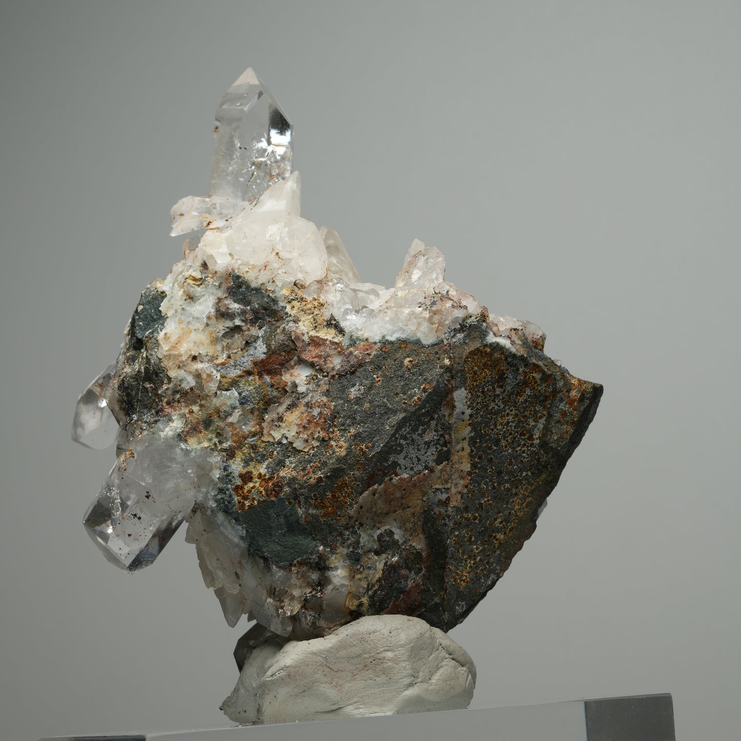 Klare Hämatit Rauchquarz, Calcit Spitzen auf Matrix Stufe Goboboseb, Namibia 96*80*47*mm #13909