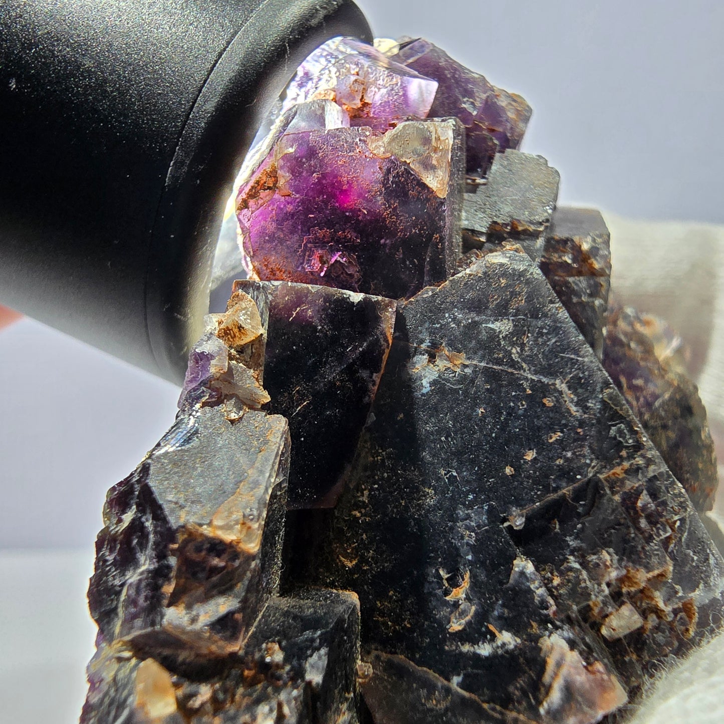 Spécimen de cube de fluorite fantôme, violet, rouge et bleu, Okorusu, Namibie, 91 x 58 x 22 mm 