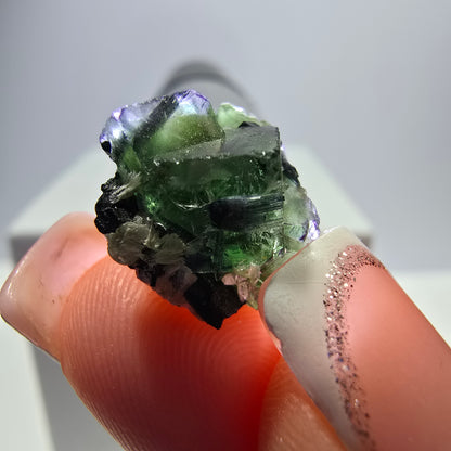 Lot de 16 marches en fluorite fantôme, hyalite, tourmaline Schörl, muscovite, Erongo, Namibie 