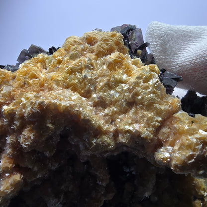 Fluorite fantôme colorée, tourmaline schol, hyalite, muscovite, Erongo, Namibie, 114 x 84 x 50 mm 