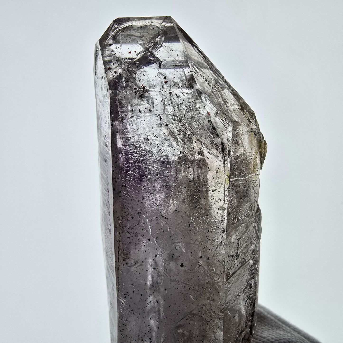 Gobo de poche Enhydro Skeleton Amethyst DT Scepter Valentine. Namibie 117 x 37 x 33 mm 
