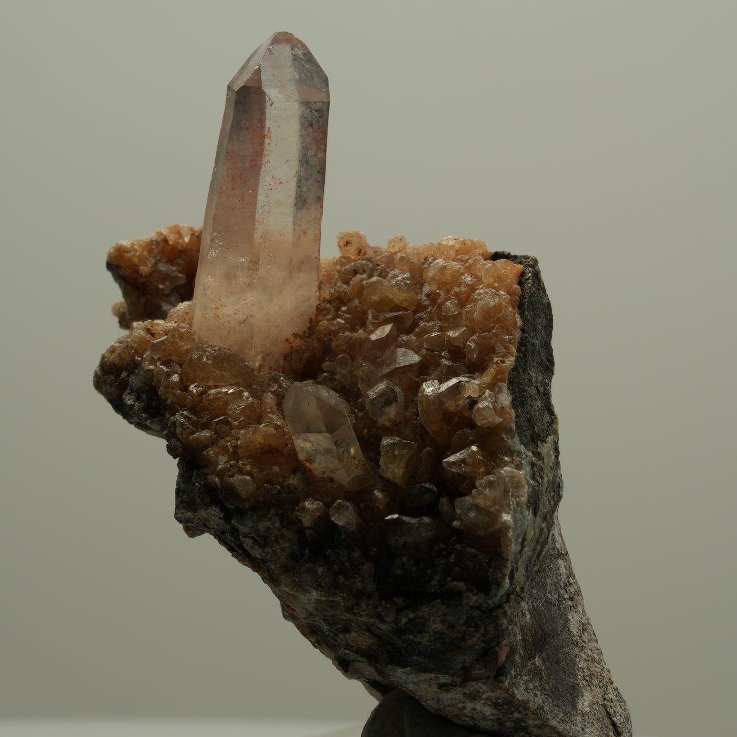 Seltene Eisen Quarz, Calcit auf Matrix Stufe Goboboseb, Namibia 54*34*28mm #14071