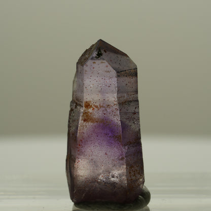 Seltene Phantom Skelett Amethyst mit Eisen Spitze Brandberg, Namibia 20*9*5mm #14146