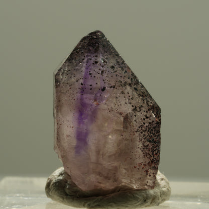 Seltene Phantom Skelett Amethyst mit Eisen Spitze Brandberg, Namibia 22*14*10mm #14199