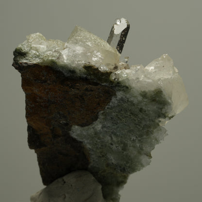 Klare Quarz, Calcit, Analcim Epidot auf Matrix Streep Mine Namibia 47*39*22mm #14542