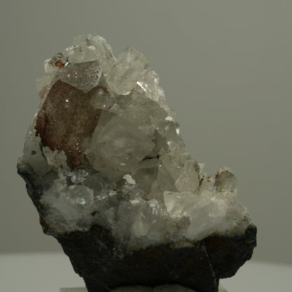 Klare Quarz, Analcim, Calcit, Epidot auf Matrix Streep Mine Namibia 51*34*20mm #14550